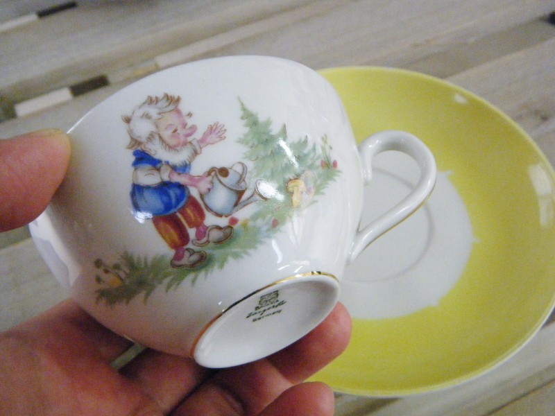 ドイツ ティーカップ(モミの木と小人の妖精) ソーサー2枚付き